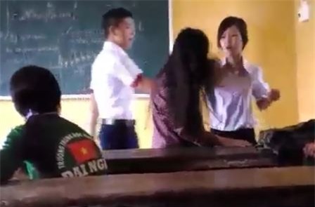 Biện pháp kỷ luật đuổi học liệu có tác dụng giáo dục và răn đe học sinh? (Trong ảnh: Nữ sinh ở Sóc Trăng bị đuổi học một tuần vì đánh bạn)