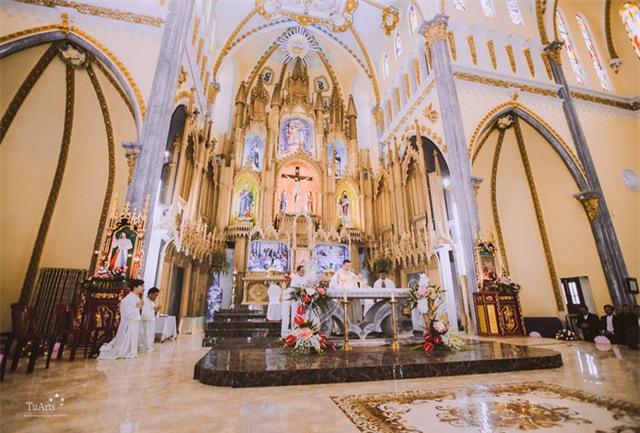 Đầu tiên, đám cưới được tổ chức hoành tráng và lung linh ở một nhà thờ trong TP. Hồ Chí Minh: