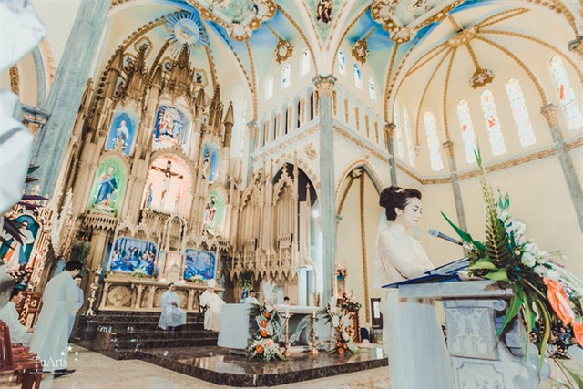 Ngay sau lễ cưới tại nhà thờ, cặp đôi đã tổ chức lễ ăn hỏi, và đón dâu tại nhà riêng của cô dâu: