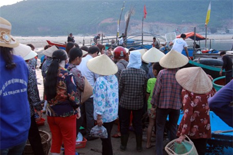 Người dân đã quay lại cảng Cửa Sót đông hơn những ngày trước.