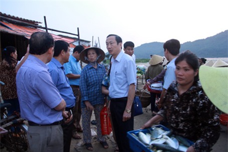 Phó Chủ tịch UBND tỉnh Hà Tĩnh Đặng Ngọc Sơn kiểm tra công tác thu mua hải sản, động viên bà con ngư dân.