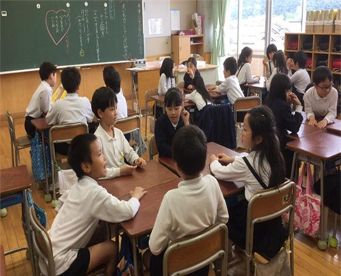 Học sinh tiểu học, Nhật Bản, giờ học đạo đức, học sinh thích thú