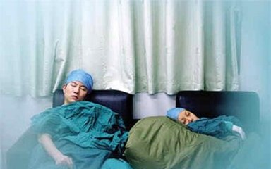 Quá tải đối với bác sĩ là tình trạng nhiều bệnh viện ở Trung Quốc trong đó có Bệnh viện Nhân dân huyện Quảng Đức đang gặp phải.
