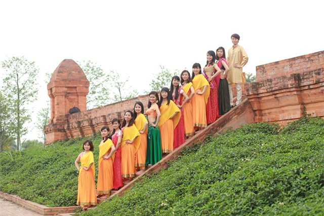 Sau ky yeu 'Hau due mat troi' lai den 'Co dau 8 tuoi' hinh anh 1