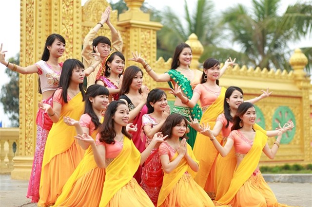 Sau ky yeu 'Hau due mat troi' lai den 'Co dau 8 tuoi' hinh anh 4