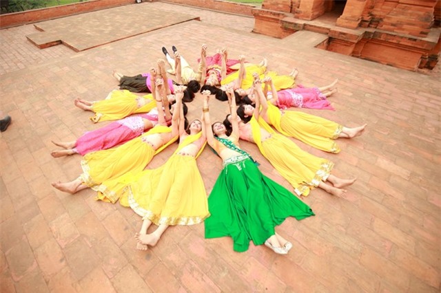 Sau ky yeu 'Hau due mat troi' lai den 'Co dau 8 tuoi' hinh anh 6