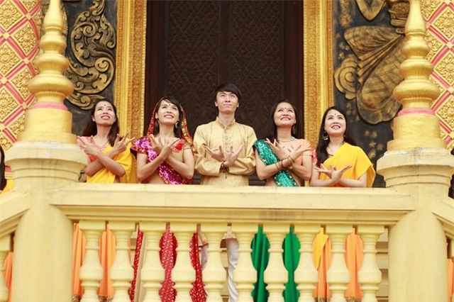 Sau ky yeu 'Hau due mat troi' lai den 'Co dau 8 tuoi' hinh anh 8