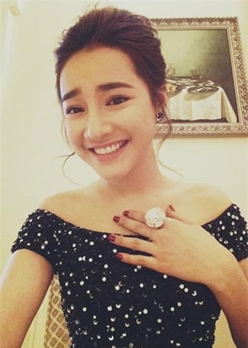 Đôi mắt nhăn nheo của Nhã Phương.