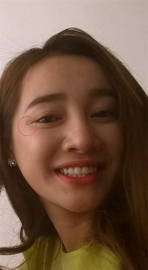 Khuyết điểm này khá rõ khi Nhã Phương không trang điểm.