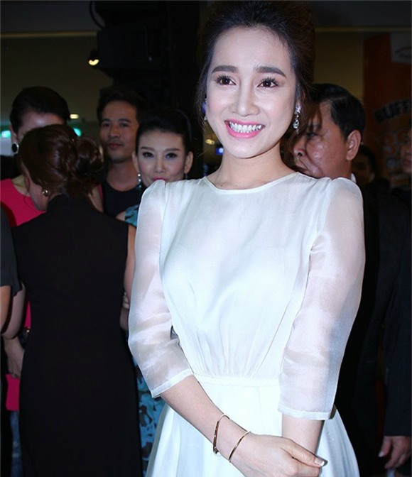Khuôn mặt bị chê cứng đơ của Nhã Phương.