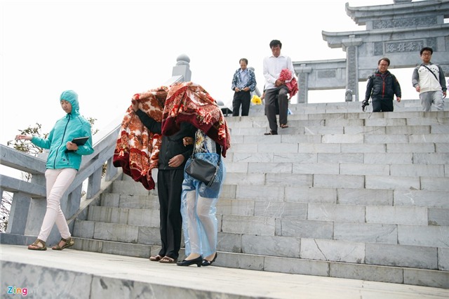 Canh 'chinh phuc' Fansipan khon kho ngay nghi le hinh anh 12