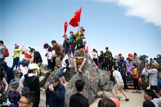 Canh 'chinh phuc' Fansipan khon kho ngay nghi le hinh anh 15