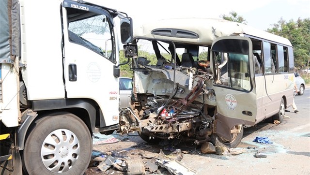 Hai oto doi dau, 3 nguoi chet, 20 bi thuong hinh anh 1