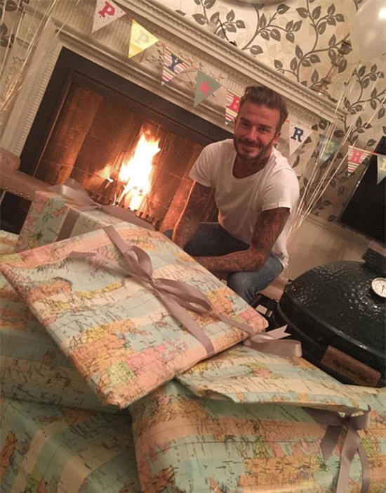 Becks ngập tràn hạnh phúc bên 'núi quà' trong ngày sinh nhật 3
