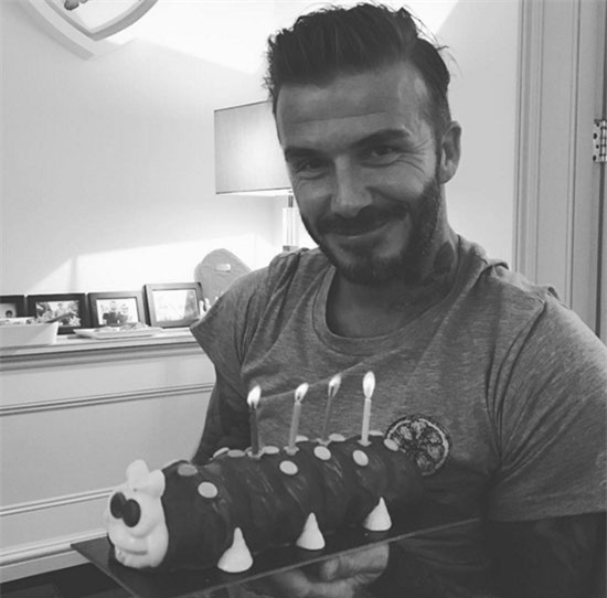 Becks ngập tràn hạnh phúc bên 'núi quà' trong ngày sinh nhật 4