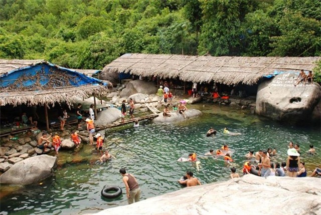 Nam sinh chet duoi khi tam suoi hinh anh 1