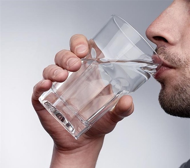 
Uống nhiều nước trước và trong khi uống rượu để hạn chế tác hại của rượu. Ảnh: Hindustantimes.
