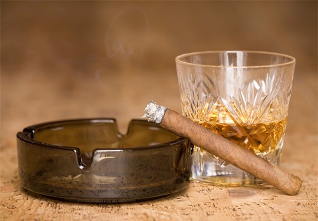 Không nên hút thuốc khi đang uống rượu. Ảnh: Spectator.