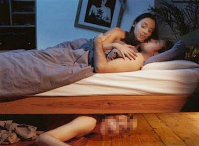 Trên giường có vợ chồng gia chủ, dưới giường có… tên trộm