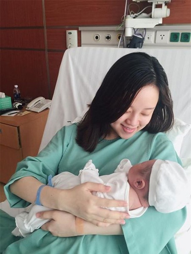 Rạng sáng ngày 26.3, nữ diễn viên Nhật ký Vàng Anh đã sinh con trai đầu lòng, với nick name Khoai Tây tại một bệnh viện ở Hà Nội.