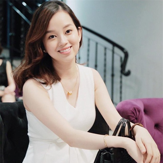 Sau khi sinh con đầu lòng, hot girl ngày nào vẫn giữ được vẻ đẹp đằm thắm, mặn mà của bà mẹ một con.