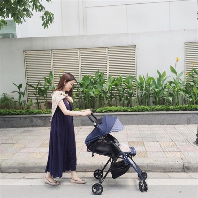 Mỗi ngày, cô nàng vẫn cập nhật hình ảnh mẹ con trên trang cá nhân để chia sẻ niềm vui, hạnh phúc đến với khán giả đã luôn yêu thương, ủng hộ mình.