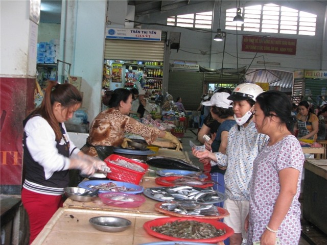Nhiều người dân đã yên tâm mua cá về ăn