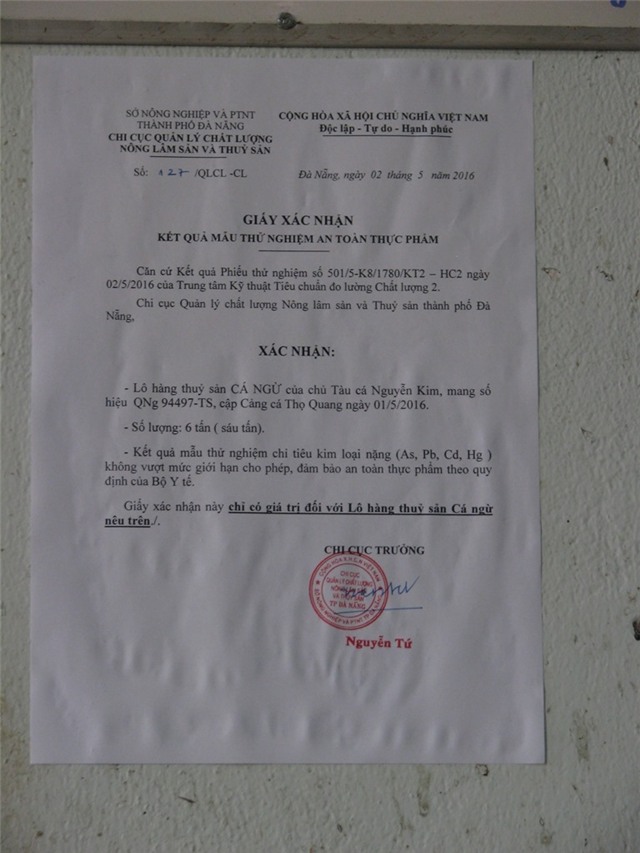 Giấy xác nhận kết quả mẫu thử nghiệm an toàn thực phẩm cũng được dán tại điểm bán cá để người dân biết
