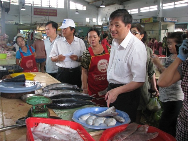 Phó Chủ tịch Đặng Việt Dũng kiểm tra các điểm bán cá sạch 