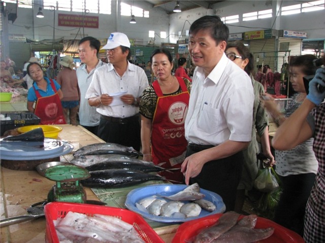 Phó Chủ tịch Đặng Việt Dũng kiểm tra các điểm bán cá sạch
