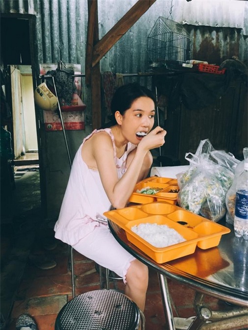 Ngọc Trinh từng tâm sự, co chân lên ghế chính là tư thế ngồi ăn khiến cô cảm thấy thỏa mái nhất.