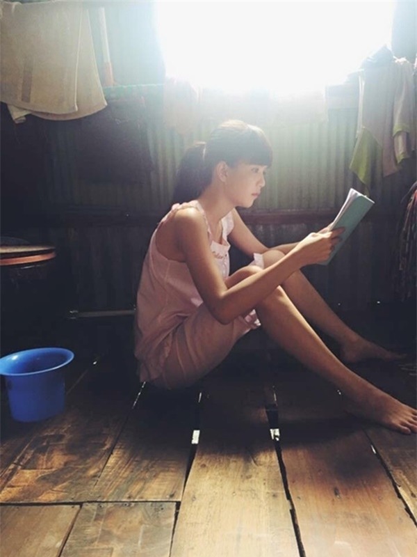 Có những lúc, cô ngồi bệt xuống dưới sàn nhà