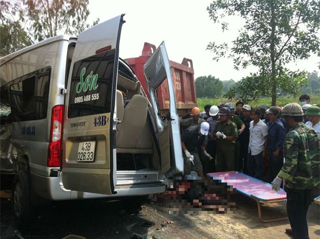 Xe khach va cham xe ben, 3 nguoi chet, 7 nguoi bi thuong hinh anh 1