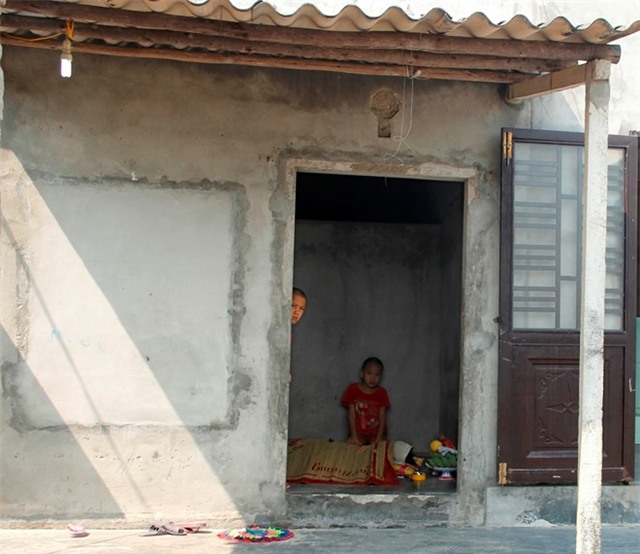 Nguoi dan ong chet trong tu the treo co de lai 4 con nho hinh anh 1