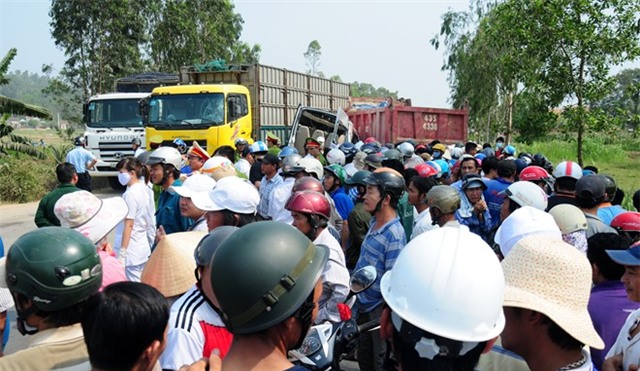 Can canh xe tai va cham xe khach, 4 nguoi chet  hinh anh 1