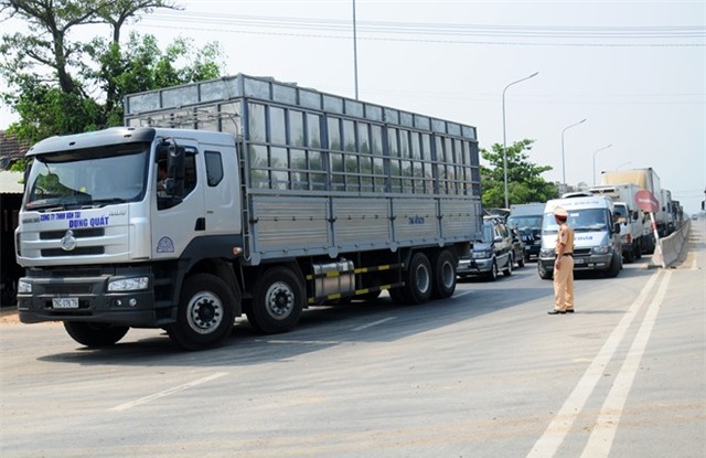 Can canh xe tai va cham xe khach, 4 nguoi chet  hinh anh 10