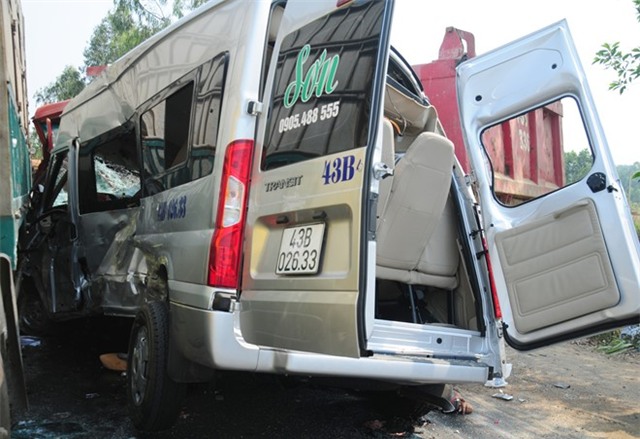 Can canh xe tai va cham xe khach, 4 nguoi chet  hinh anh 3