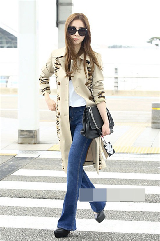 Shin Se Kyung khoe đôi chân thon thả với quần ống loe kết hợp áo choàng dáng dài và giày cao gót. Những cô nàng sở hữu chiều cao lý tưởng, có thể hoàn toàn học hỏi theo set đồ này.