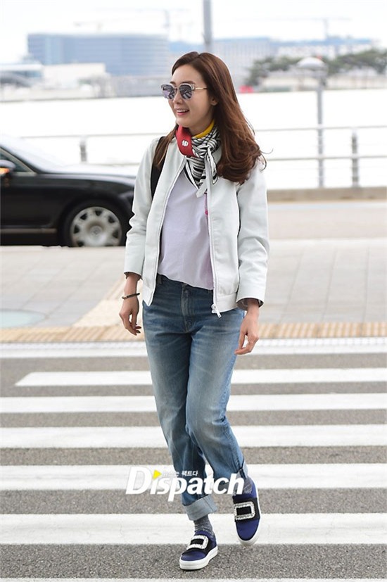 Choi Ji Woo thu hút ống kính với tổng thể ăn mặc sành điệu, thời thượng. Ở tuổi 41, nữ diễn viên Bản tình ca mùa đông khiến nhiều đàn em trong nghề phải ghen tị về nhan sắc lẫn gu thời trang.