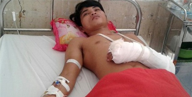 
Anh Tín nằm điều trị tại Bệnh viện Cà Mau. Ảnh: Nhật Tân/Zing
