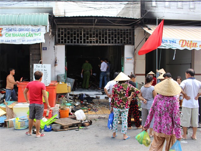 quan an bung chay, phat no, nhieu nguoi hoang loan hinh anh 1