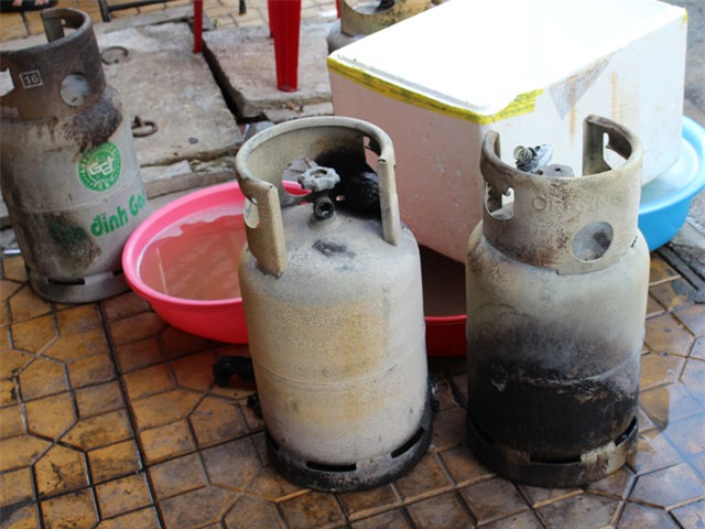 quan an bung chay, phat no, nhieu nguoi hoang loan hinh anh 3