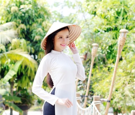 Hoa khôi Huỳnh Thúy Vi dịu dàng hóa thành người đẹp Tây Đô.