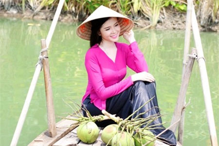 Chiếc áo bà ba trên dòng sông thăm thẳm, thấp thoáng con xuồng bé nhỏ lướt mong manh, nón lá đội nghiêng tóc dài con nước đổ, Hậu Giang ơi em vẫn đẹp ngàn đời.... Và Hoa khôi Huỳnh Thúy Vi trong chiếc áo bà ba, nón lá có vẻ đẹp dịu dàng như thế.