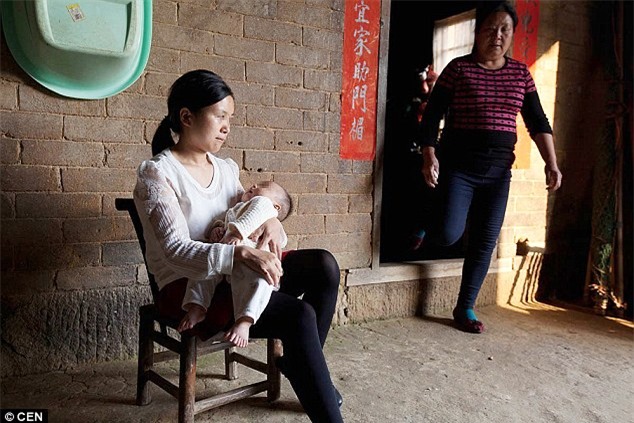 Cha mẹ cầu cứu vì con trai chào đời với 15 ngón tay và 16 ngón chân - Ảnh 3.