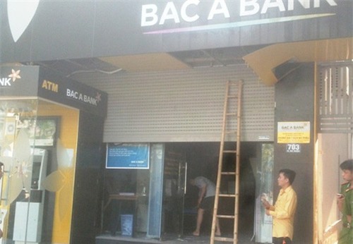 cua cuon kep chet mot bao ve ngan hang - 1