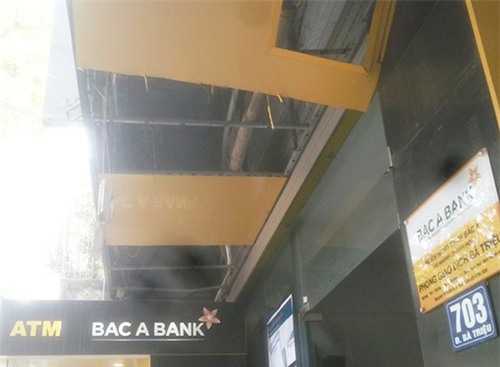 cua cuon kep chet mot bao ve ngan hang - 2