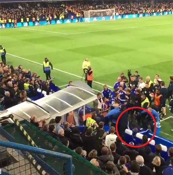 Can ngăn học trò ẩu đả, HLV Chelsea bị đẩy ngã ngửa - Ảnh 4.