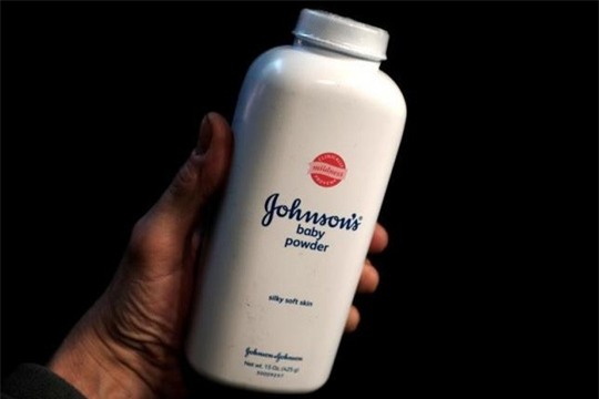  Sản phẩm Baby Powder của J&J. Ảnh: Reuters 