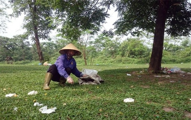 Công nhân vệ sinh phải gom từng mảnh rác trên bãi cỏ.